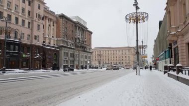Moskova, Rusya - Ocak 27.2019. Bir kar yağışı sırasında Tverskaya street. Ana caddelerinden biri