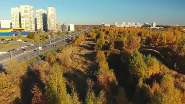 Moscú, Rusia - 11 de octubre. 2018. tráfico en la avenida Georgievsky en Zelenograd. Otoño — Vídeo de stock