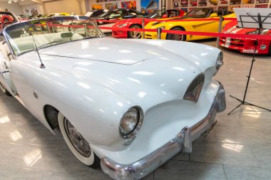 Sochi, Rusya Federasyonu - 30 Mayıs. 2018. eski model araba autodrome ana tribünü içinde kaiser darrin otomatik spor Müzesi'nde