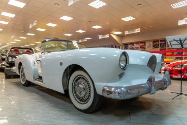 Sochi, Rusya Federasyonu - 30 Mayıs. 2018. eski model araba autodrome ana tribünü içinde kaiser darrin otomatik spor Müzesi'nde