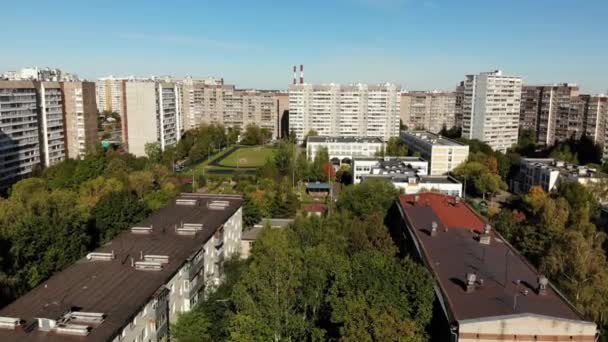 Sovrumsdel med bostadshus, fotboll fält och barnens lekplatser i Moskva, Ryssland — Stockvideo