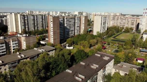 Zona de dormir con edificios residenciales, campo de fútbol y parques infantiles en Moscú, Rusia — Vídeo de stock