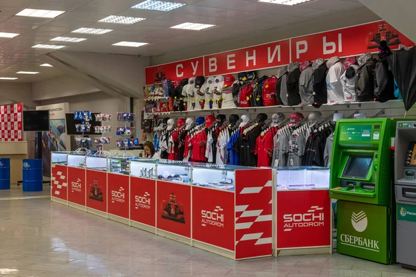 ソチ, ロシア連邦 - 5 月 30 日。2018 オートド ロームのメインのトリビューンのスポーツお土産の販売 — ストック写真