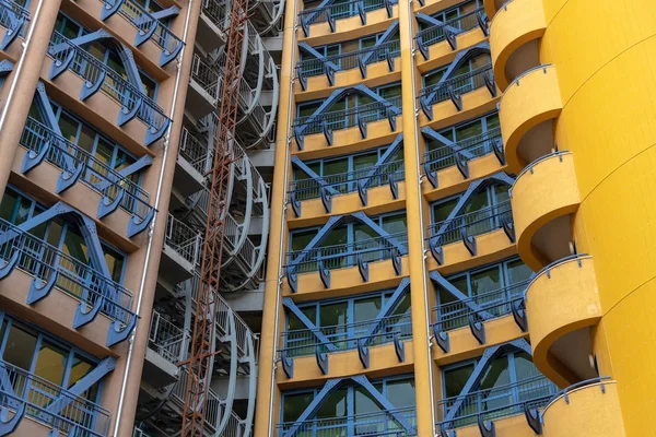 金属構造を持つモダンな建物のファサードのフラグメント — ストック写真
