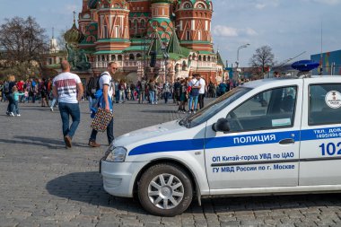 Moskova, Rusya - 30 Nisan 2018. St Basils Katedrali önünde Kızıl meydanında polis arabası