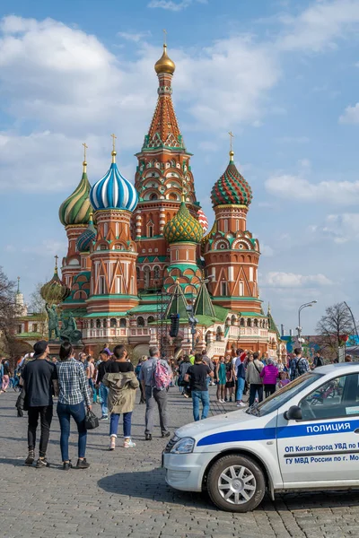 Moscú, Rusia - 30 de abril de 2018. Coche de policía en la Plaza Roja frente a la Catedral de San Basilio — Foto de Stock