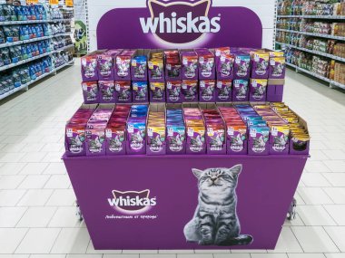 Moskova, Rusya - Şubat 12.2019. Whiskas kedi maması Auchan mağaza