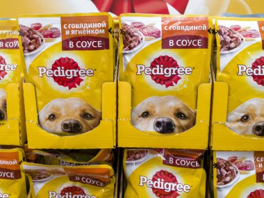 Moskova, Rusya - Şubat 12.2019. Safkan köpek maması Auchan mağaza