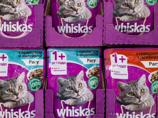 Moskwa, Rosja - luty 12.2019. Whiskas kot żywność w sklepie Auchan — Zdjęcie stockowe
