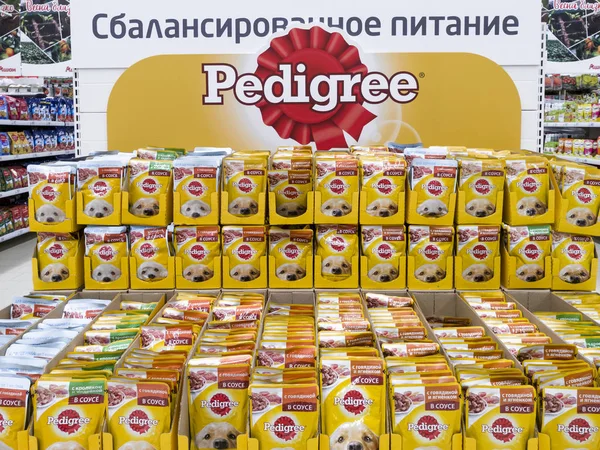 Москва, Россия - 12 февраля 2019 года. Пищевая порода в магазине Auchan — стоковое фото