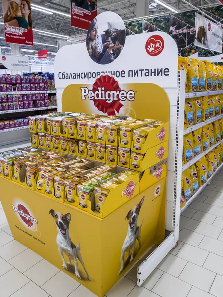 Москва, Россия - 12 февраля 2019 года. Пищевая порода в магазине Auchan — стоковое фото