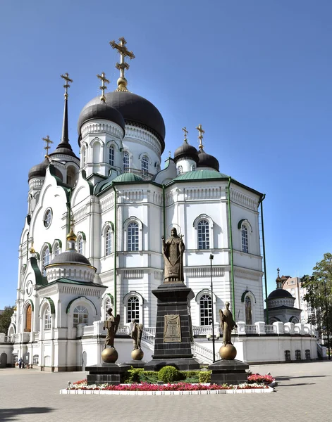 Voronezh, Rusland - 23 augustus. 2018 monument aan de St. Mitrofan in de buurt van de kathedraal van de Annunciatie op revolutie Avenue — Stockfoto