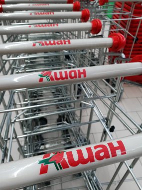 Moscow, Rusya Federasyonu - 12 Şubat. 2019. bakkal büyük mağaza ağı Auchan arabaya