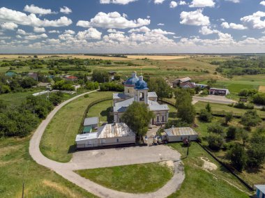 Rusya Ortodoks Tapınağı ile kırsal manzara yaz