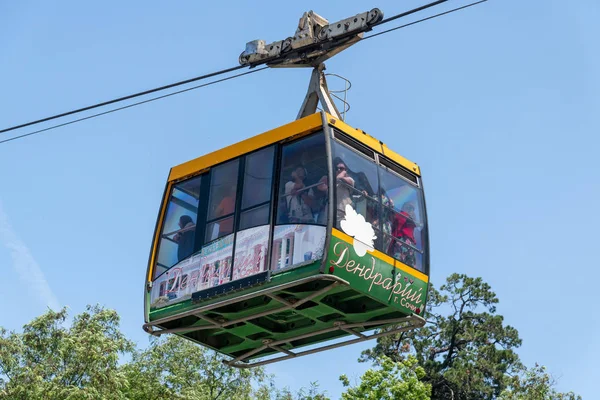 Sotschi, Russland - 5. Juni. 2018. Menschen in der Seilbahn im Arboretum — Stockfoto