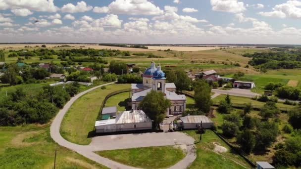 Летний сельский пейзаж с православным храмом в России — стоковое видео