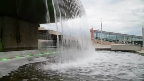 El agua fluye del tazón de la fuente — Vídeo de stock