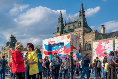 Moskova, Rusya - 30 Nisan. 2018. kırmızı kare bir İşçi Bayramı tatili sırasında insanlarda