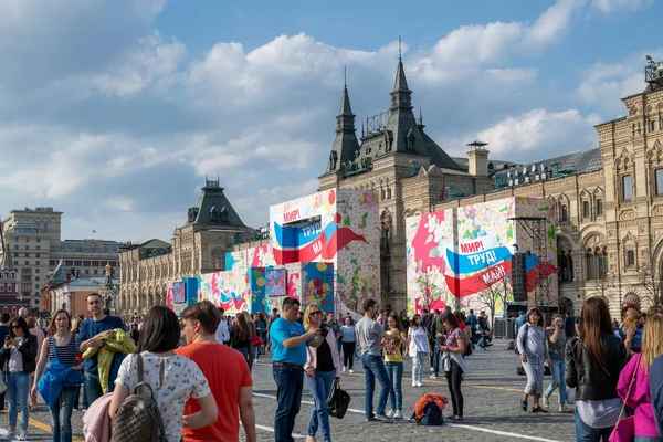 Moscow, Russia - April 30. 2018. People in Red Square during a Labor Day holiday — Stock Photo, Image