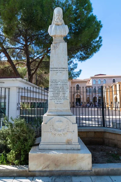 Nicosia, Cypr - 2 listopada. 2018. pomnik Cypriana arcybiskupa. zbudowany w 1901 roku — Zdjęcie stockowe