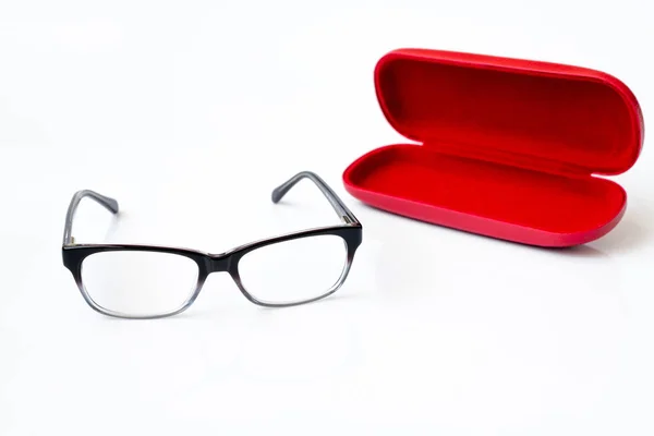 Brille und rote Hülle auf weißem Hintergrund — Stockfoto