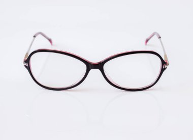 Monofocal lensler ile kadınlar için şık gözlük