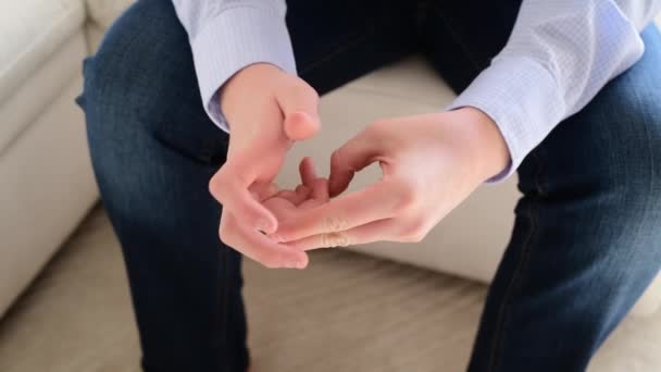 Руки підлітка, який тягне нігті — стокове відео