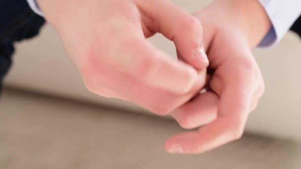 Die Hände eines Teenagers, der an den Fingernägeln zieht — Stockvideo