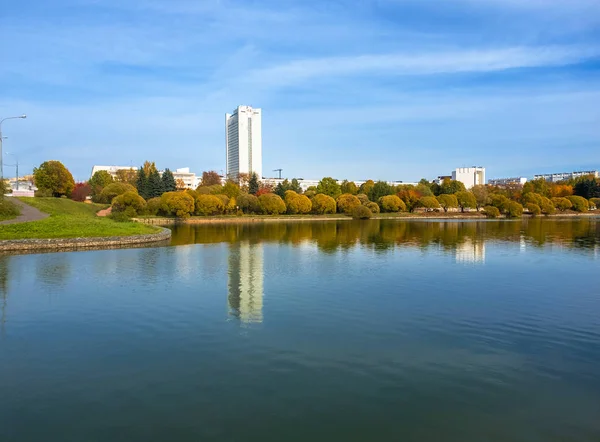 Grand étang dans le parc de la Victoire en automne à Zelenograd de Moscou, Russie — Photo