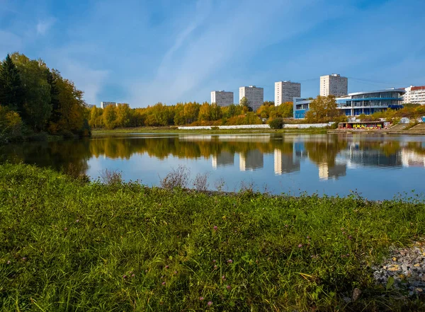 Velký rybník v parku vítězství na podzim Zelenograd Moskva, Rusko — Stock fotografie