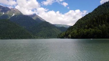 Bir Abhazya'da Ritsa gölü çevreleyen güzel dağlar