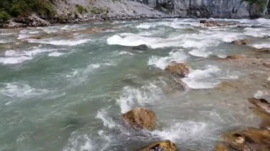 Bir dağ nehir Abhazya'da parçası