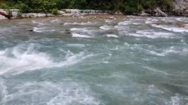 Bir dağ nehir Abhazya'da parçası