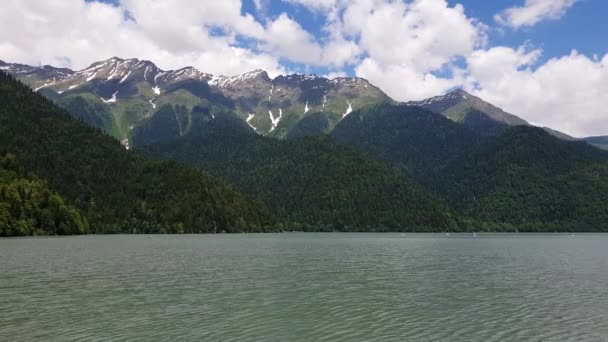 Lindas montanhas ao redor do lago Ritsa em uma Abcásia — Vídeo de Stock