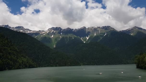 Schöne Berge rund um den ritsa-See in Abchasien — Stockvideo