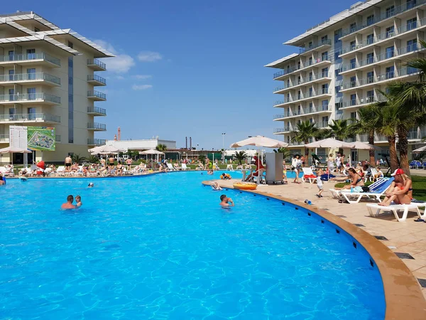 Soczi, Rosja - 31 maja. 201 basen na terenie hotelu Sochi Park — Zdjęcie stockowe