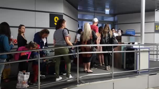 Soczi, Rosja-6 czerwca. 2018. ludzie przechodzą lądowanie linii lotniczej Pobeda na lotnisku Adler — Wideo stockowe