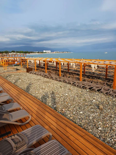 Schöner strand an der schwarzmeerküste in adler, russland — Stockfoto