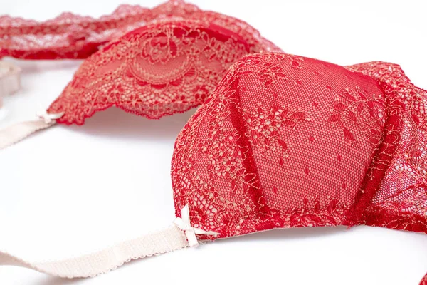 Soutien-gorge en dentelle rouge sur fond blanc — Photo