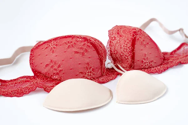 红色蕾丝胸罩与推泡沫插入物 — 图库照片