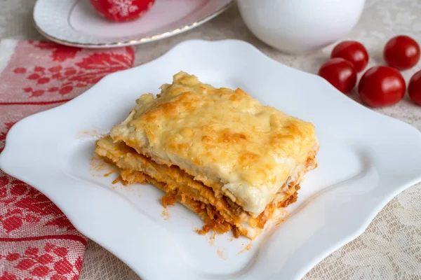 Un morceau de lasagne maison délicieuse sur une assiette — Photo