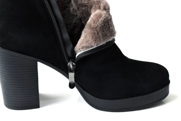 Siyah kadın ayak bileği ile doğal kürk botları — Stok fotoğraf