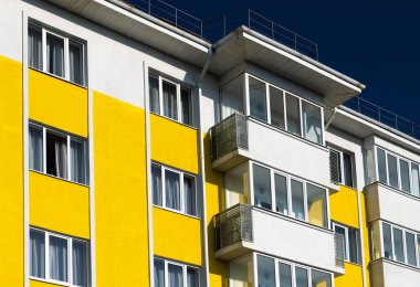 Parlak renkli apartman Balkonlu parçası