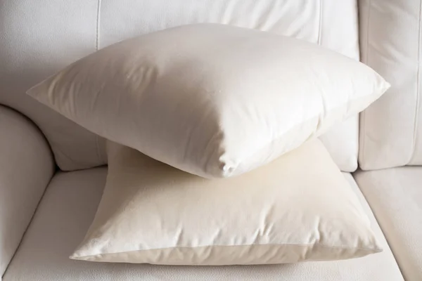Dua bantal putih di sofa cahaya — Stok Foto
