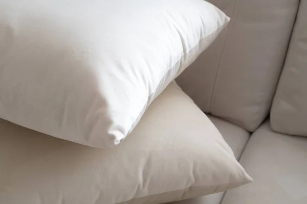 Dua bantal putih di sofa cahaya — Stok Foto