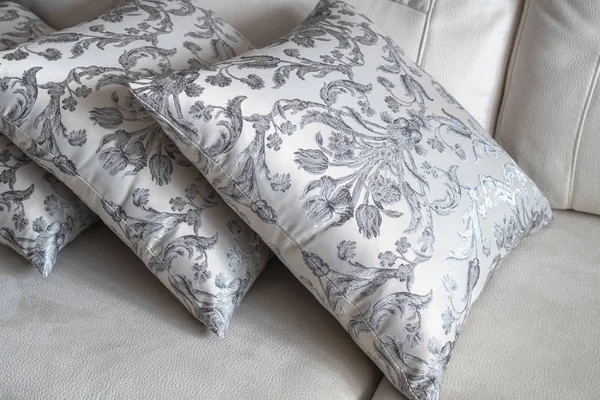 Кілька візерункових подушок на світлому дивані — стокове фото