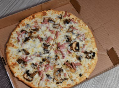 Mantar ve ham karton kutuda pizza