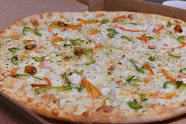 Deniz ürünleri ve sebze karton kutuda pizza