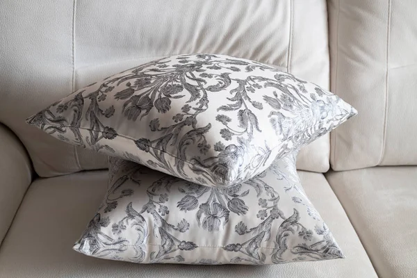 Dos almohadas estampadas en el sofá ligero —  Fotos de Stock