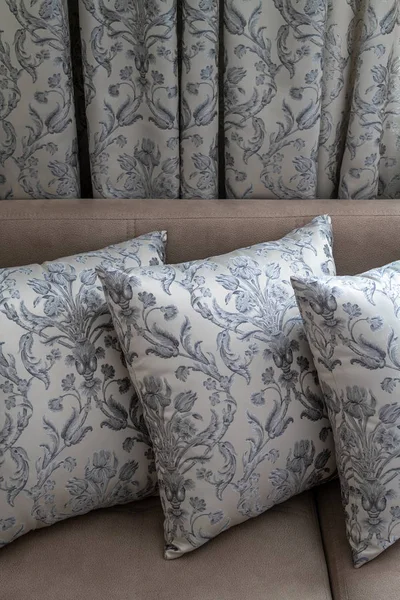 Декоративні подушки і штори з однієї тканини — стокове фото